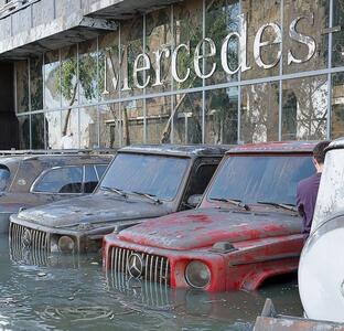 ماشین‌های گران‌قیمت غرق در گل و لای سیل دبی! + عکس