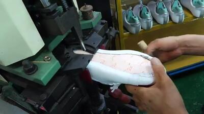 (ویدئو) فرآیند تماشایی تولید هزاران «کفش گلف» حرفه ای در یک کارخانه معروف