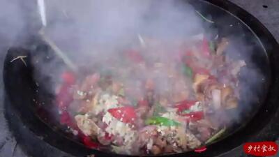 (ویدئو) غذای روستایی در چین؛ نحوه پخت سنتی 4 کله پاچه