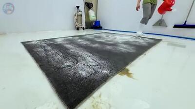 (ویدئو) فرآیند شست و شوی کثیف ترین فرش جهان با هزینه 6 میلیون تومان