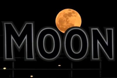 تصاویر خیره‌کننده از «ماه صورتی» در سراسر جهان