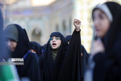 عکس و پلاکارد به جا مانده از تجمع حمایت از حجاب