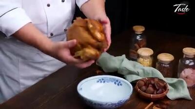 (ویدئو) یک تکنیک خلاقانه و جدید برای پخت مرغ کامل به روش سرآشپز مشهور چینی