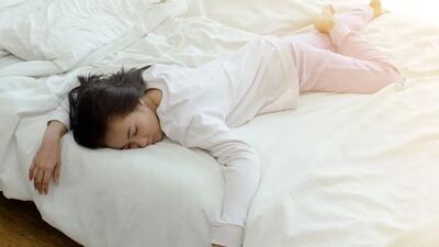 خوابیدن روی شکم| چرا خوابیدن روی شکم مضر است؟