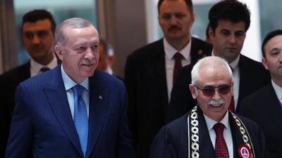 ببینید | حرکت عجیب اردوغان قبل از ورود به دادگاه با چاشنی شانه!