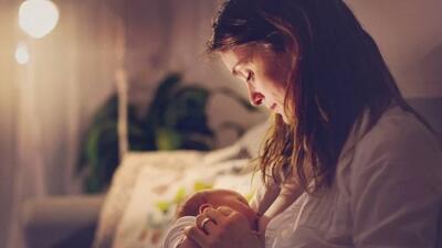 اهمیت شیر شب نوزاد و مزایای شیر شب برای نوزادان