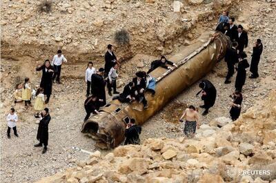 عکس/حضور خاخام‌های اسرائیلی در کنار بقایای موشک‌های ایرانی | اقتصاد24
