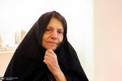 سیدحسین خمینی هنگام نماز بر پیکر مادرش +تصاویر