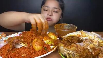 (ویدئو) غذای خوردن با صدا به سبک دختر جوان هندی؛ 3 کیلو چلو مرغ و تخم مرغ