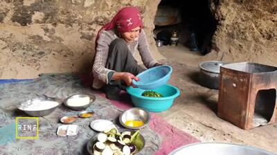 (ویدئو) پخت یک غذای خوشمزه با بادمجان و سبزیجات به سبک زوج غارنشین افغان