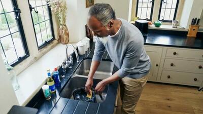 چگونه سینک آشپزخانه را بدون مواد شوینده شیمیایی تمیز و درخشان کنیم؟