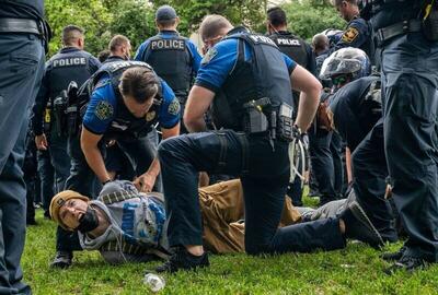 بازداشت دانشجوی معترض به شیوه ای عجیب توسط پلیس آمریکا