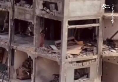 فیلم/ زن فلسطینی خانه ویران‌شده‌اش را جارو می‌کند