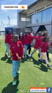 حضور جمعی از کودکان آفریقایی در تمرینات بارسلونا و دیدار با ژاوی و بازیکنان این تیم / فیلم - پارس فوتبال | خبرگزاری فوتبال ایران | ParsFootball