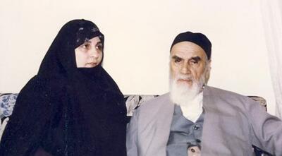 تصاویری از نوه و نتیجه امام خمینی در مراسم عزاداری فوت عروس ارشد ایشان | رویداد24