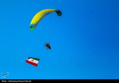 پرواز پاراگلایدرها در آستانه روز ملی خلیج فارس- عکس خبری تسنیم | Tasnim