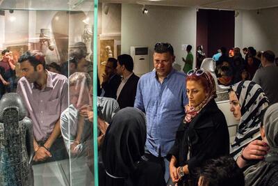 عکس| ‌‌عادل فردوسی‌پور، علی دایی و بانو در افتتاحیه یک فروشگاه