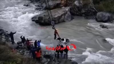 سقوط خودروی گردشگران در رودخانه