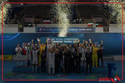 لحظه بالا بردن کاپ قهرمانی جام ملت‌های فوتسال آسیا توسط علی‌اصغر حسن‌زاده