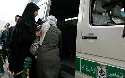 کیهان: ما محترمانه حجاب سر زنان می کنیم اما رضا شاه با ضرب و شتم حجابشان را برمی داشت