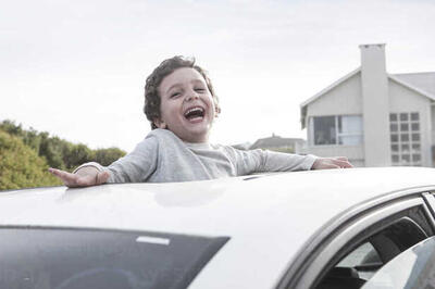 خطراتی که سانروف خودروها برای کودکان دارد | مجله پدال