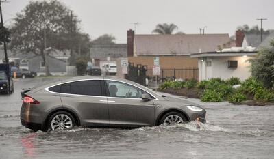 آیا راندن خودروی الکتریکی در عمق آب‌ و سیلاب خطرناک است؟ | مجله پدال