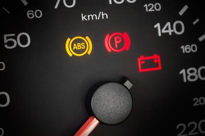 دلایل روشن شدن چراغ ترمز ABS خودرو | مجله پدال