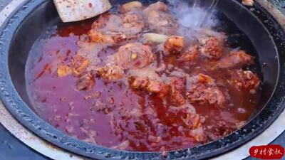 (ویدئو) نحوه پخت خورشت ماهی، مرغ و کمر و گردن بره توسط آشپز روستایی چینی