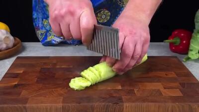 (ویدئو) روش خلاقانه آشپز مشهور آلمانی برای پخت یک غذای متفاوت با بال مرغ