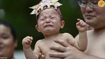 (تصاویر) تلاش کشتی‌گیران غول پیکر برای درآوردن گریه نوزادان