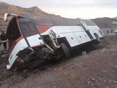 واژگونی اتوبوس در اتوبان زنجان ؛ ۲۴ نفر مصدوم و فوت شدند