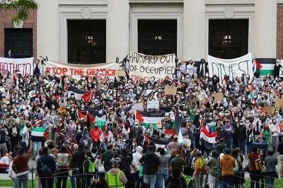 صحبت‌های گزارشگر صدا و سیما درباره تظاهرات ضداسرائیلی دانشجویان در میانه بازی فوتبال!/ ویدئو