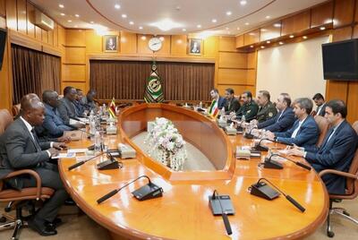 دیدار معاون رئیس جمهور زیمباوه با وزیر دفاع ایران در تهران