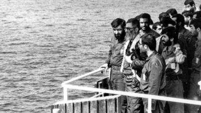 تصاویری از حضور رهبر انقلاب در خلیج فارس با لباس نظامی