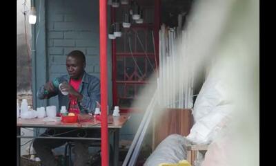 ساخت لامپ ال ای دی با بطری بازیافتی در زیمبابوه (فیلم)