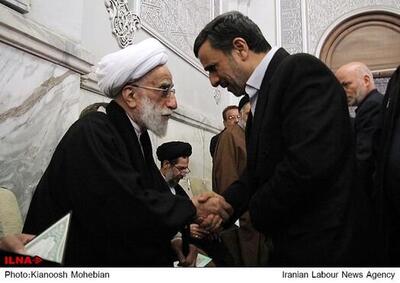 عکس | ژست محمود احمدی‌نژاد در مقابل احمد جنتی در یک مراسم - عصر خبر