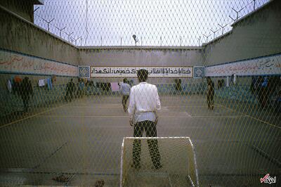 عکس/ ۱۳۶۵؛ فوتبال در حیاط اوین