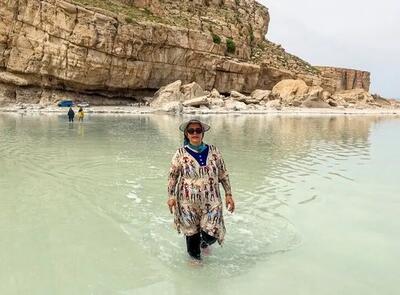 دریاچه ارومیه پر آب شد؛ تفریح مردم در بخش پرآب + عکس