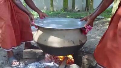 (ویدئو) پخت پاچه گاو برای معلولان و نیازمندان توسط سه پدربزرگ روستایی هندی
