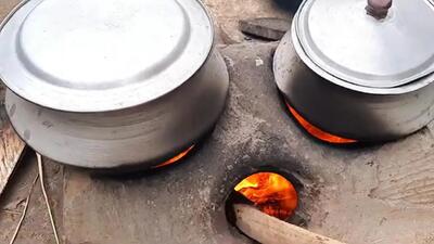 (ویدئو) روش متفاوت روستائیان هندی برای طبخ آبگوشت زغالی