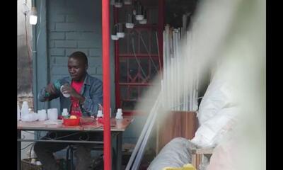 (ویدئو) ساخت لامپ ال‌ای دی با بطری بازیافتی در زیمبابوه