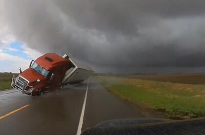 (ویدئو) لحظه واژگونی تریلی درحال حرکت بر اثر طوفان
