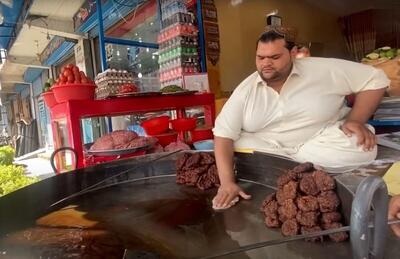 (ویدیو) پخت دیدنی غذای مشهور افغانستان به سبک آدم خان