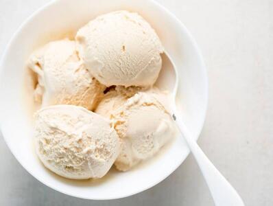 طرز تهیه بستنی در خانه + ویدئو | فوت و فن درست کردن بستنی ساده بدون ثعلب و دستگاه | فقط ۱۰ دقیقه وقتتان را می‌گیرد