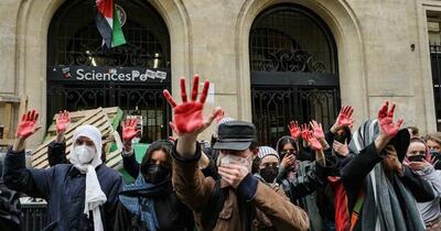 اعتراض دانشجویان فرانسوی به کشتار فلسطینیان، با دستانی به رنگ خون
