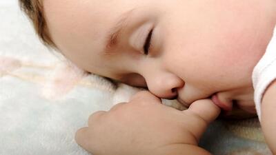 آیا کودک شما حتی بعد از دو سالگی شست خود را می مکد؟ 5 علت آن را بشناسید
