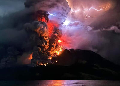 دومین فوران آتشفشان در اندونزی/ فرودگاه تعطیل و خورشید تاریک شد!