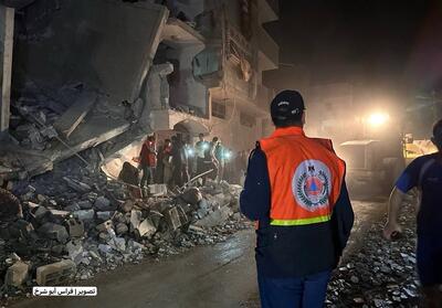 نماز خواندن مرد غزه‌ ای زیر آوار ساختمان - تسنیم