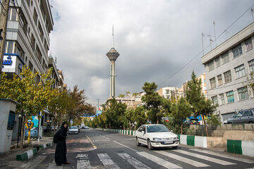 ماشینی با 110 کیلو روکش طلا در خیابانهای بالاشهر تهران/ تصویر