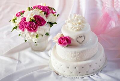 تزیین کیک عروس ۱۴۰۳ با ۲۸ ایده جذاب